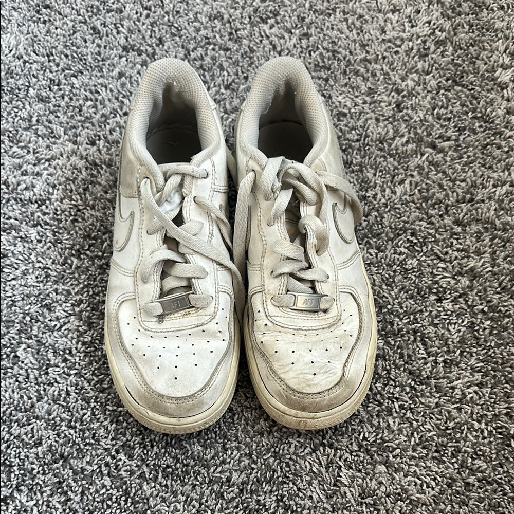 Nike White Sneakers Classic Lace-Up Design